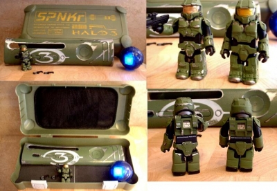 Package included a SPNKR Ammo box that held a custom green Halo 3 plate, a battle-damaged green Spartan Kubrick, and a 
